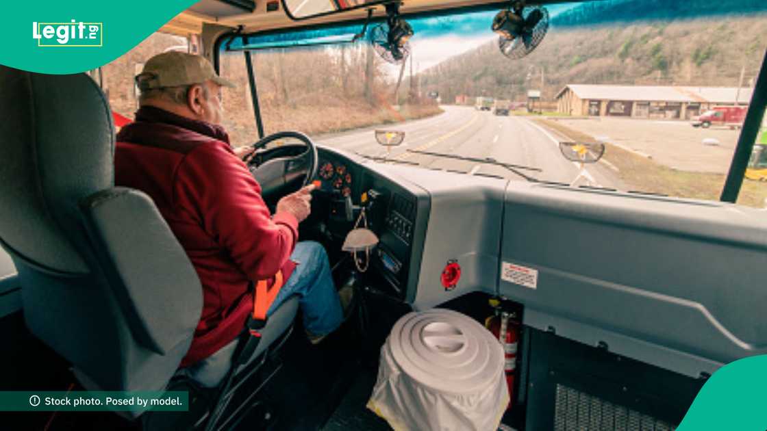 Young man tries to pay White bus driver in United States using Nigerian N50 note Young man tries to pay White bus driver in United States using Nigerian N50 note