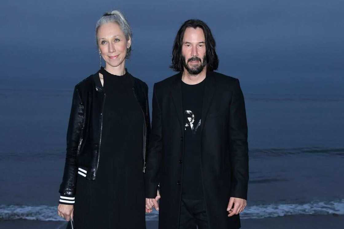 Keanu Reeves et l'artiste américaine Alexandra Grant arrivent pour le défilé printemps-été 2020 de Saint Laurent Men à Malibu, en Californie, le 6 juin 2019. Keanu Reeves et l'artiste américaine Alexandra Grant arrivent pour le défilé printemps-été 2020 de Saint Laurent Men à Malibu, en Californie, le 6 juin 2019.