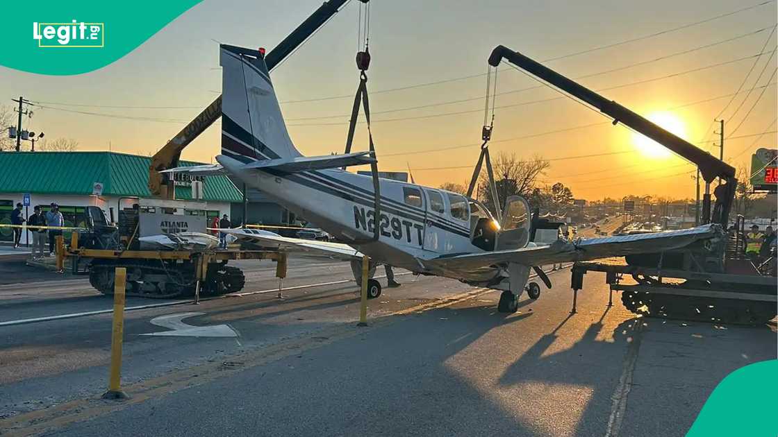 Injin jirgin sama ya dauke wanda ya tilasta masa fadawa kan babbar hanya a Georgia. Injin jirgin sama ya dauke wanda ya tilasta masa fadawa kan babbar hanya a Georgia.