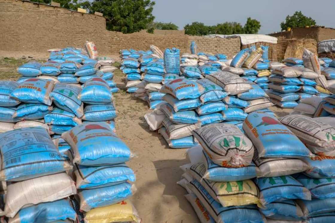 Zulum ya kai wa yan gudun hijira 80,000 tallafi a Monguno (Hotuna) Zulum ya kai wa yan gudun hijira 80,000 tallafi a Monguno (Hotuna)