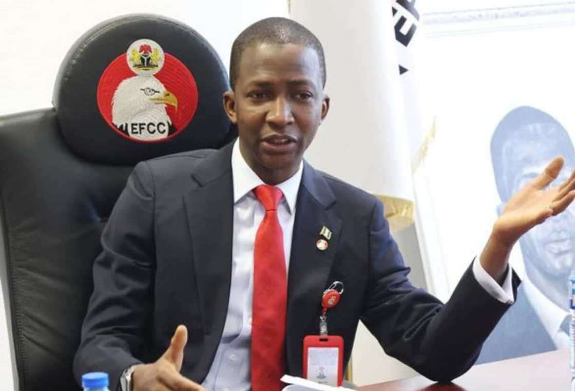 Tinubu ya dakatar da Abdulrasheed Bawa Tinubu ya dakatar da Abdulrasheed Bawa