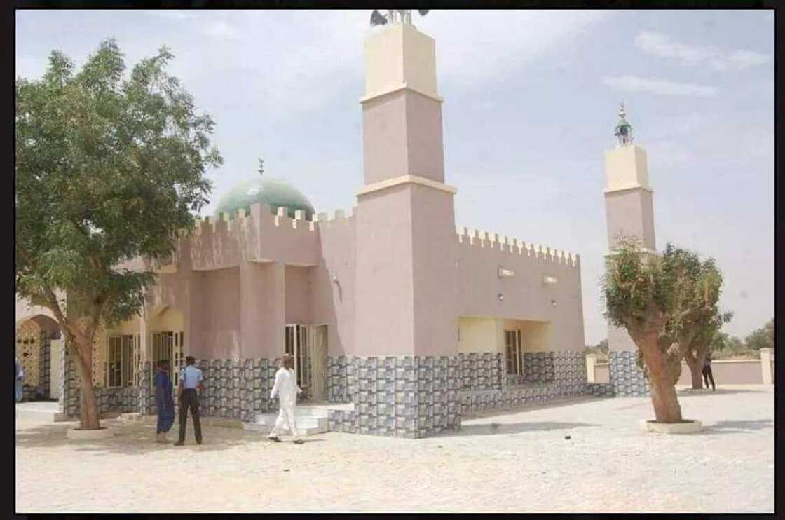 Buhari ya gina katafaren Masallaci mai cin mutane 1000 a kauyen iyayensa (Hotuna) Buhari ya gina katafaren Masallaci mai cin mutane 1000 a kauyen iyayensa (Hotuna)