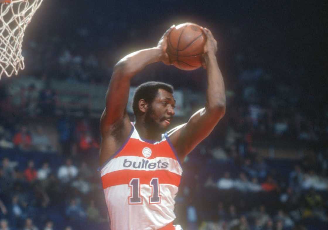 Elvin Hayes in action against the San Diego Clippers during an NBA basketball game Elvin Hayes in action against the San Diego Clippers during an NBA basketball game