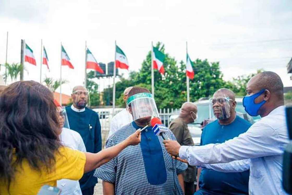 Idan har da gaske Oshiomhole ya yi boko, ya fito da satifiket din firamarensa – PDP Idan har da gaske Oshiomhole ya yi boko, ya fito da satifiket din firamarensa – PDP