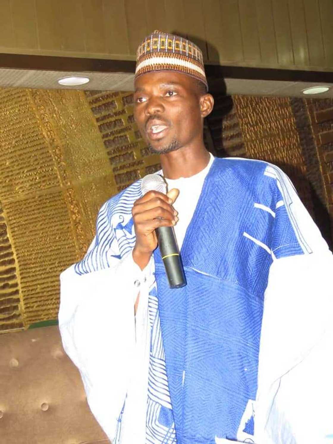 Gwamna Ganduje ya gwangwanje Nura mai tattaki da manyan kyautuka guda 3 Gwamna Ganduje ya gwangwanje Nura mai tattaki da manyan kyautuka guda 3