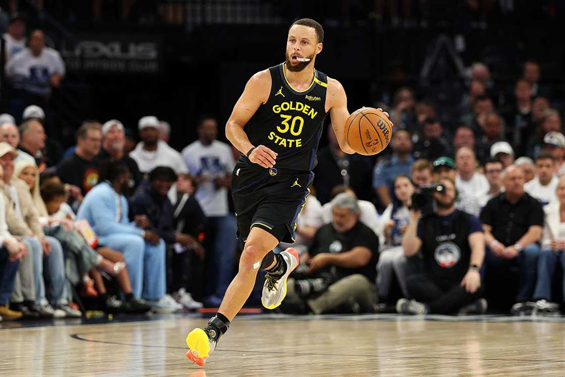 Stephen Curry dribbles the ball against the Minnesota Timberwolves Stephen Curry dribbles the ball against the Minnesota Timberwolves