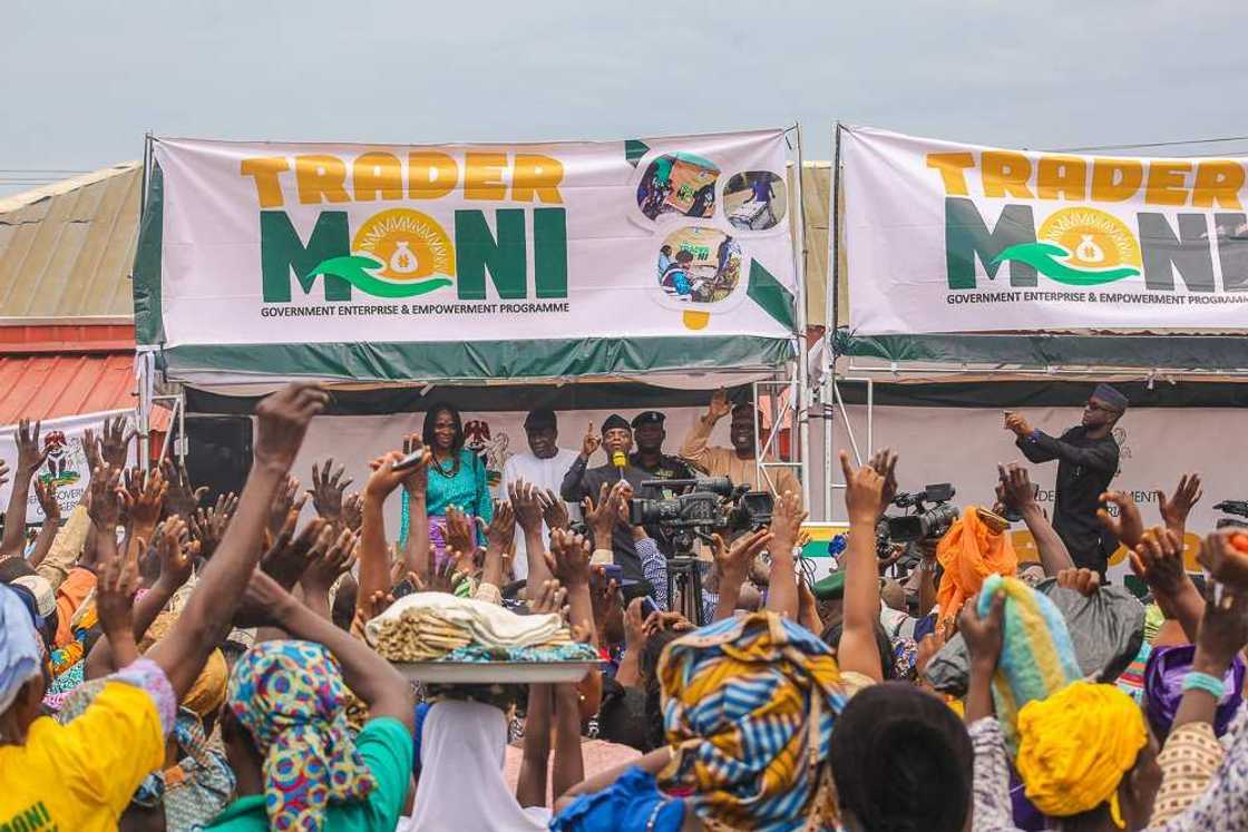 Gwamnatin Buhari ta kawo shirin GEEP wanda ya hada da TraderMoni domin tallafawa kananan 'yan kasuwa Gwamnatin Buhari ta kawo shirin GEEP wanda ya hada da TraderMoni domin tallafawa kananan 'yan kasuwa