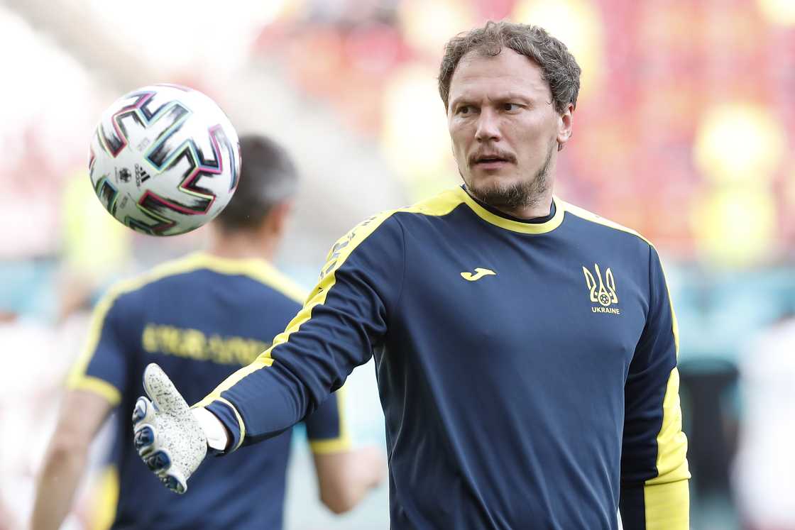 Andriy Pyatov warms up prior to the UEFA Euro 2020