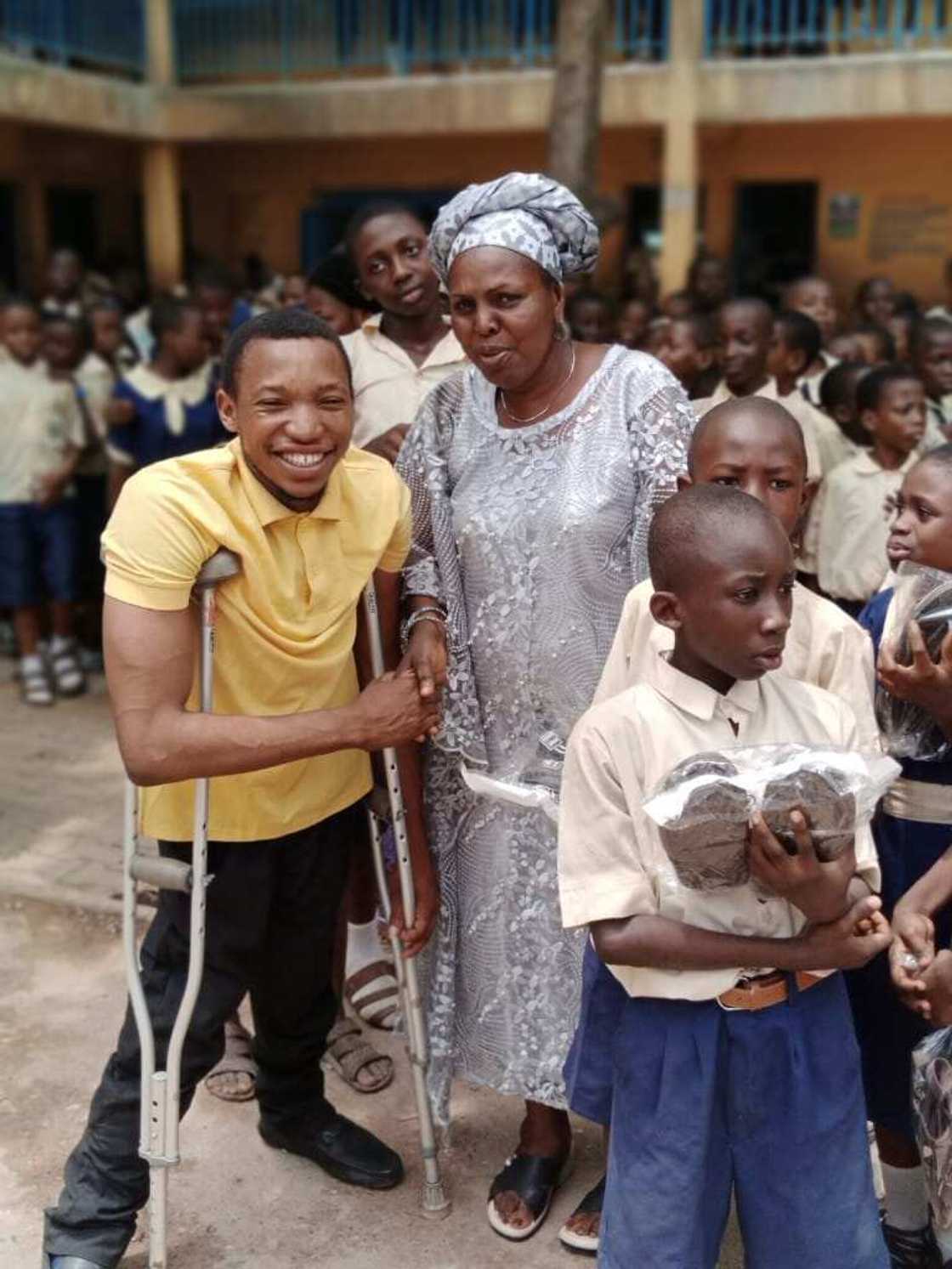 Michael Showunmi: Nigeria’s physically challenged teacher who donates to students Michael Showunmi: Nigeria’s physically challenged teacher who donates to students