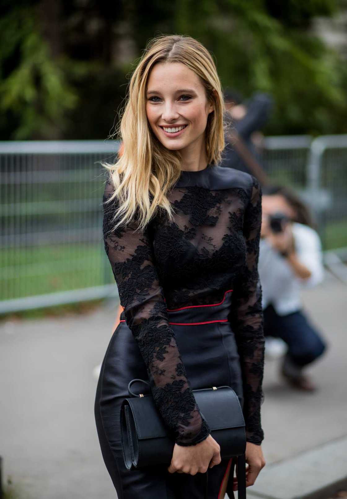 La mannequin Ilona Smet défile lors du défilé ETAM dans le cadre de la Fashion Week de Paris Printemps/Été 2019 le 25 septembre 2018 à Paris, France. La mannequin Ilona Smet défile lors du défilé ETAM dans le cadre de la Fashion Week de Paris Printemps/Été 2019 le 25 septembre 2018 à Paris, France.
