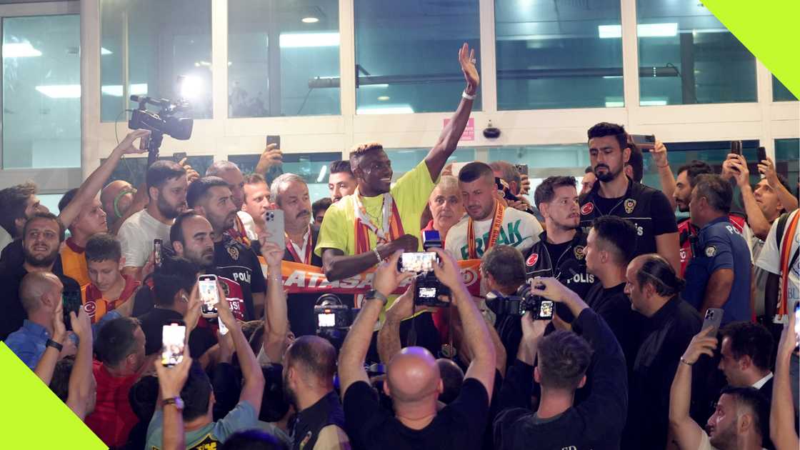 Victor Osimhen was welcomed by Galatasaray fans at the airport after arriving in Istanbul.