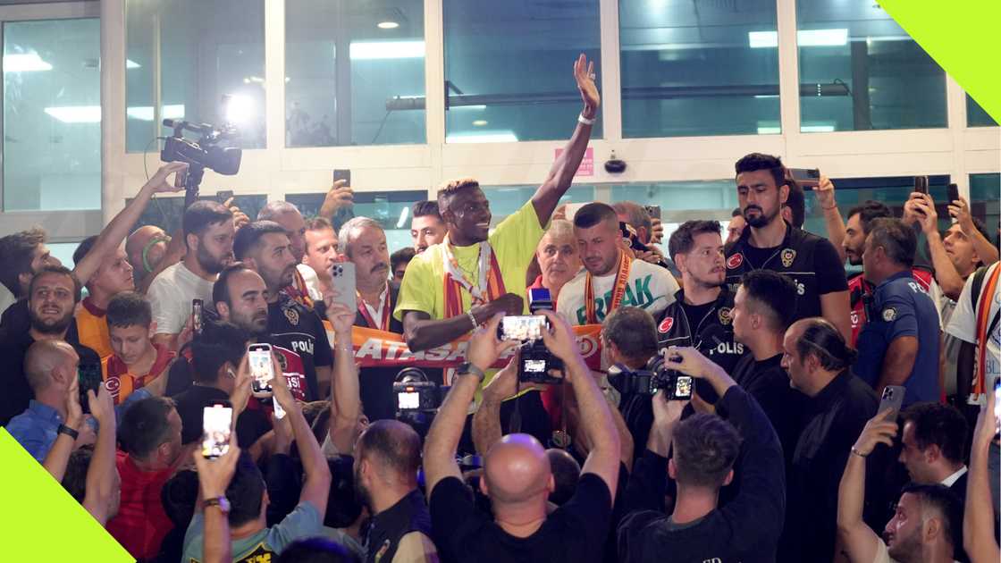 Victor Osimhen was welcomed by Galatasaray fans at the airport after arriving in Istanbul. Victor Osimhen was welcomed by Galatasaray fans at the airport after arriving in Istanbul.