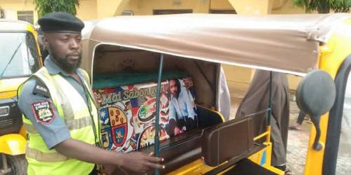 Kano: Hotunan jami'an Hisbah suna yi wa matasa aski a tituna Kano: Hotunan jami'an Hisbah suna yi wa matasa aski a tituna