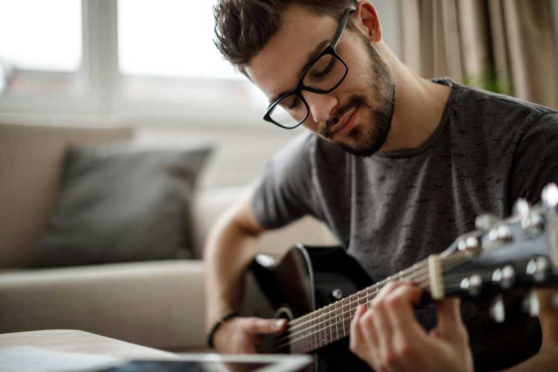 Comment apprendre la guitare seul: 10 conseils essentiels