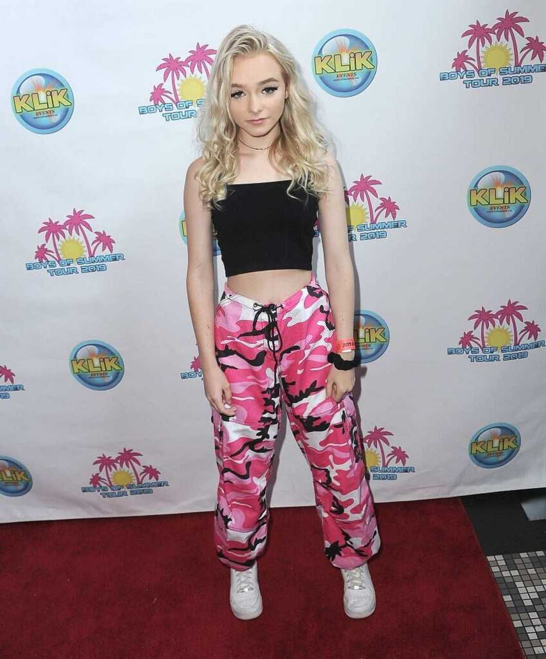 How tall is Zoe LaVerne How tall is Zoe LaVerne