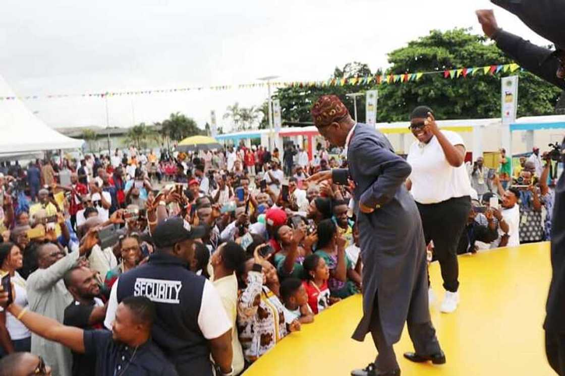 Hotunnan Lai Mohammed yana tika rawa tare da fitacciyar mawakiya Teni a wurin taro a Fatakwal Hotunnan Lai Mohammed yana tika rawa tare da fitacciyar mawakiya Teni a wurin taro a Fatakwal