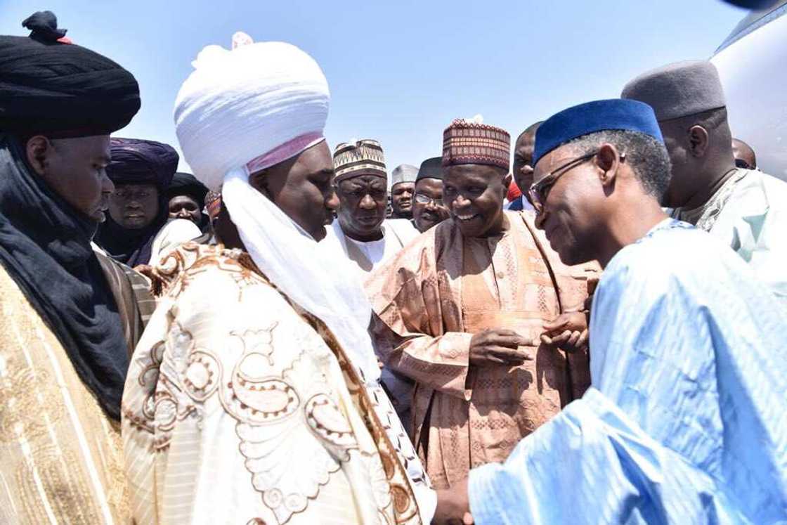 Cika alkawari: El-Rufai ya kaiwa Sarkin Gombe ziyarar 'ban-gajiya' (Hotuna) Cika alkawari: El-Rufai ya kaiwa Sarkin Gombe ziyarar 'ban-gajiya' (Hotuna)