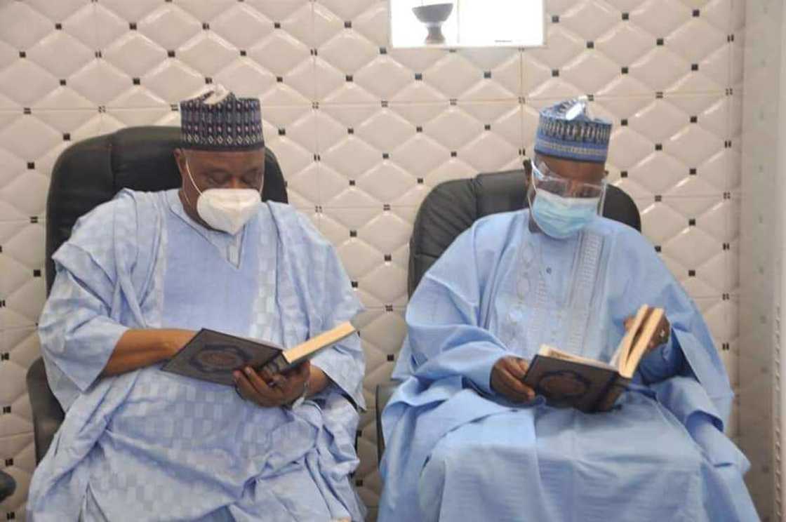 Gwamna Aminu Masari ya shirya taron addu'a na musamman kan yan bindigan da suka addabi jihar (Hotuna) Gwamna Aminu Masari ya shirya taron addu'a na musamman kan yan bindigan da suka addabi jihar (Hotuna)