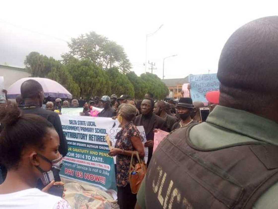 Da duminsa: Ma'aikatan da suka yi murabus sun hana shiga da fita a gidan gwamnatin Delta Da duminsa: Ma'aikatan da suka yi murabus sun hana shiga da fita a gidan gwamnatin Delta