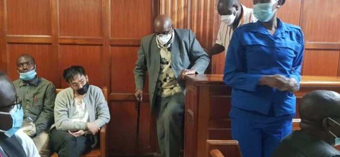 Tsohon shugaban 'yan sanda a Kenya ya naushi lauya a kotu saboda damunsa da tambayoyi yayin shari'a Tsohon shugaban 'yan sanda a Kenya ya naushi lauya a kotu saboda damunsa da tambayoyi yayin shari'a