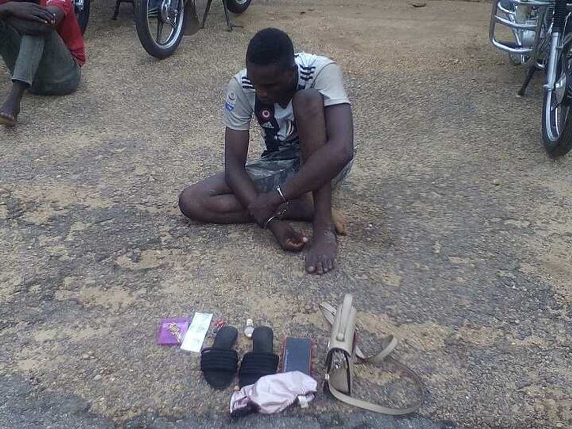 Saurayi ya kashe budurwarsa ya jefa gawarta rijiya sboda ta ki amincewa da shi lokacin da a ziyarci gidansa Saurayi ya kashe budurwarsa ya jefa gawarta rijiya sboda ta ki amincewa da shi lokacin da a ziyarci gidansa