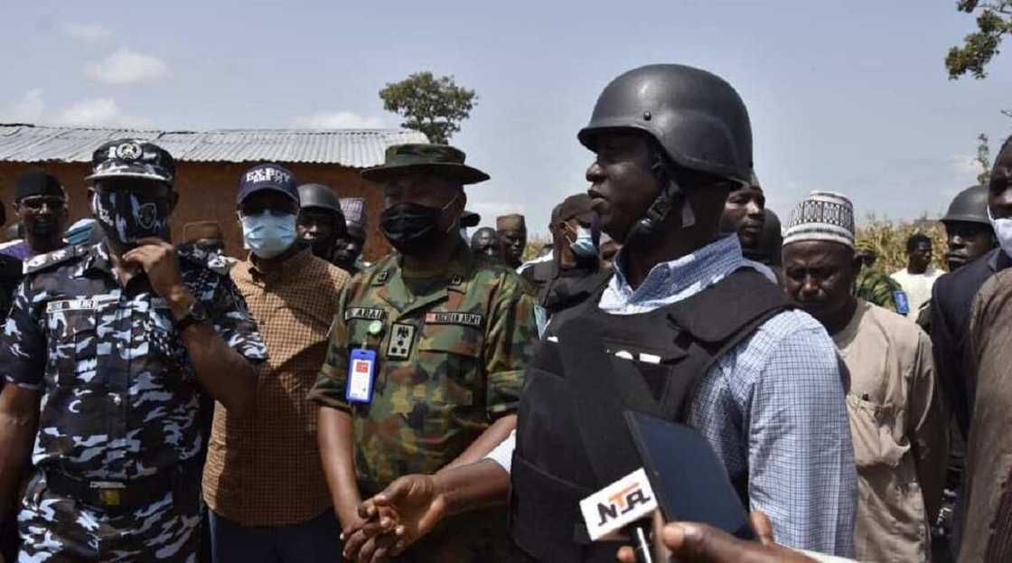 Bayan kwana 2 da 'yan bindiga suka kai hari Kaduna, shugabannin tsaro sun kai ziyara Bayan kwana 2 da 'yan bindiga suka kai hari Kaduna, shugabannin tsaro sun kai ziyara