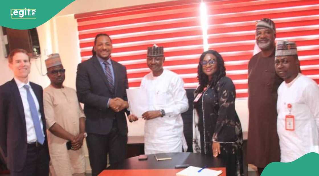 Yadda EFCC ta mayar da kudin da dan Najeriya ya sace a Amurka Yadda EFCC ta mayar da kudin da dan Najeriya ya sace a Amurka