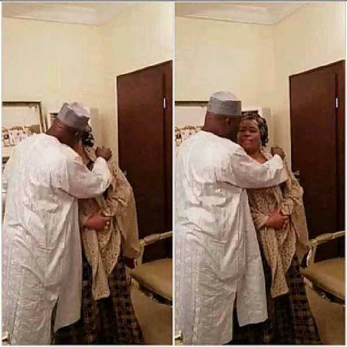 Matar da Atiku ke sumbanta mahaifiyata ce - wani bawan Allah yayi bayani Matar da Atiku ke sumbanta mahaifiyata ce - wani bawan Allah yayi bayani