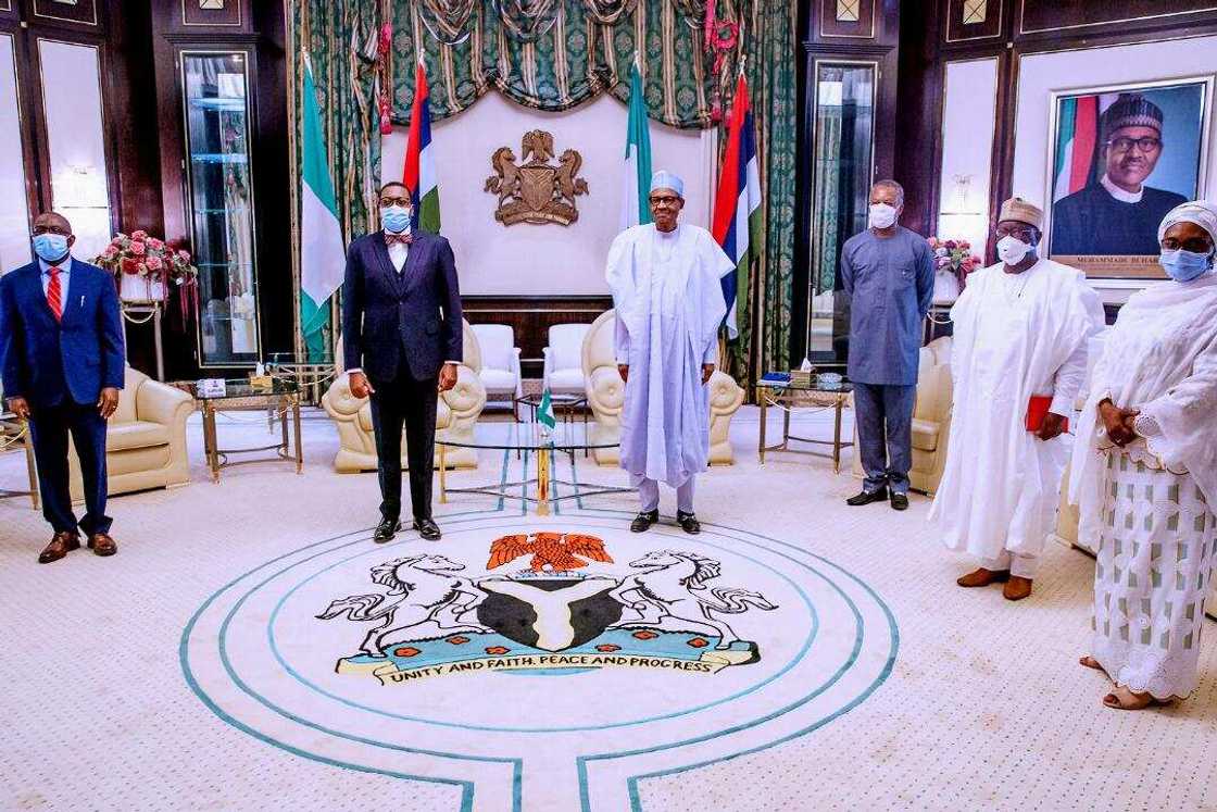 Buhari ya shiga ganawar sirri da shugaban bankin AfDB, Adesina
Hakkin mallakar hoto: TVC News Buhari ya shiga ganawar sirri da shugaban bankin AfDB, Adesina
Hakkin mallakar hoto: TVC News