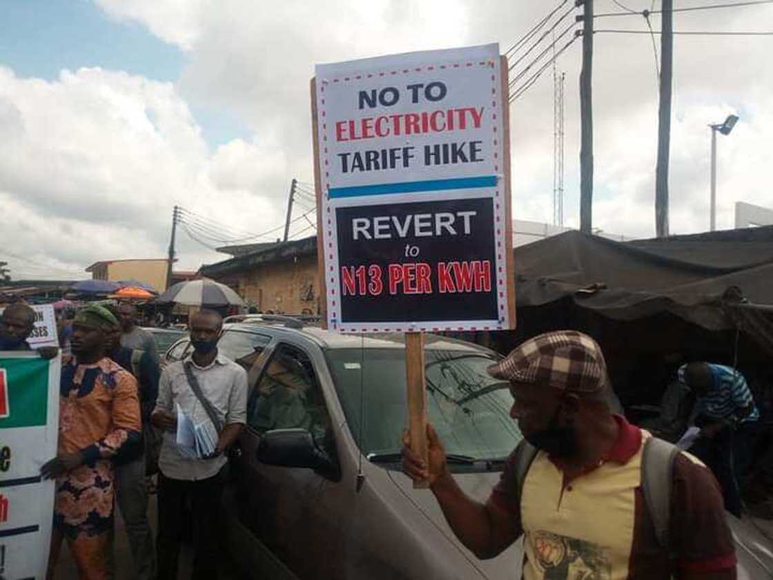 Yanzu; 'Yan sanda sun tarwatsa asu zanga-zanga a kan kara farashin mai, sun kama wasu Yanzu; 'Yan sanda sun tarwatsa asu zanga-zanga a kan kara farashin mai, sun kama wasu