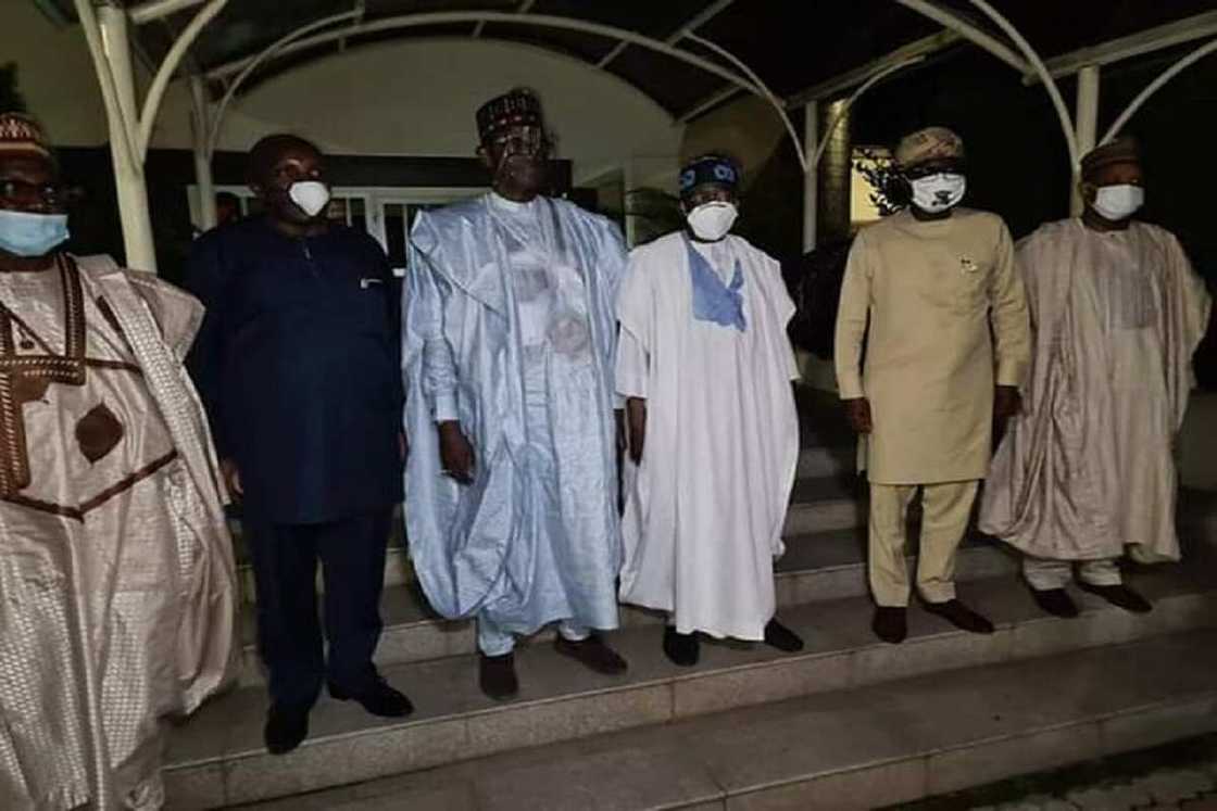 Kwamitin riko na APC ya ziyarci Tinubu a gidansa (Bidiyo) Kwamitin riko na APC ya ziyarci Tinubu a gidansa (Bidiyo)