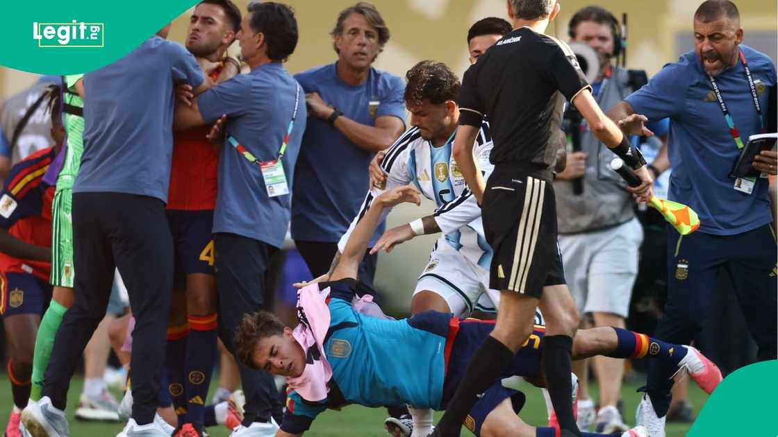 Leandro Paredes, Gavi, FIFA, World Cup, Spain, Argentina, New York/New Jersey Stadium, USA. Leandro Paredes, Gavi, FIFA, World Cup, Spain, Argentina, New York/New Jersey Stadium, USA.
