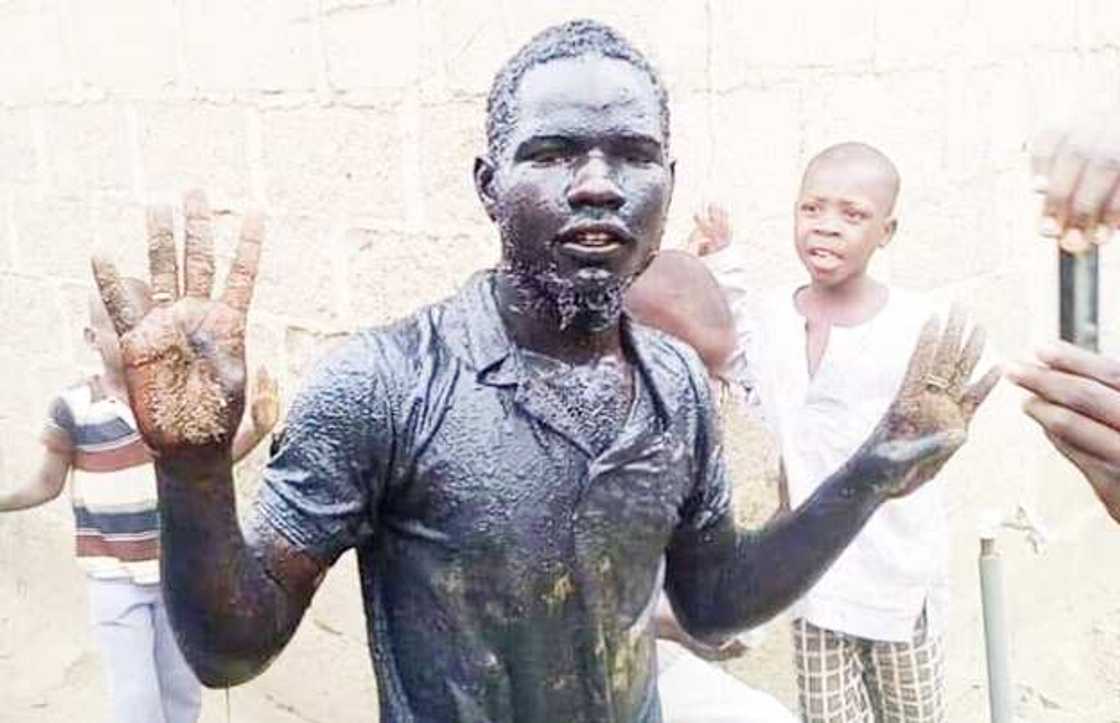 Kowa ya debo da zafi: Matashin da yayi wanka a cikin kwata saboda Buhari yayi nadama Kowa ya debo da zafi: Matashin da yayi wanka a cikin kwata saboda Buhari yayi nadama