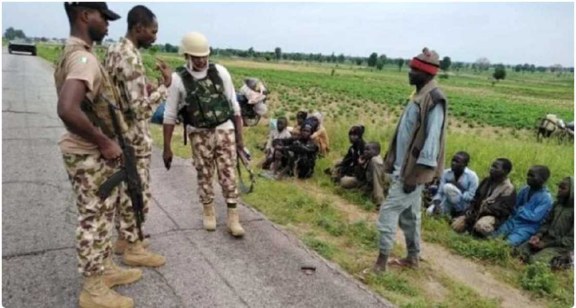 Yan Boko Haram Da Iyalansu Su 91 Sun Miƙa Wuya a Borno, Rundunar Sojojin Nigeria Yan Boko Haram Da Iyalansu Su 91 Sun Miƙa Wuya a Borno, Rundunar Sojojin Nigeria