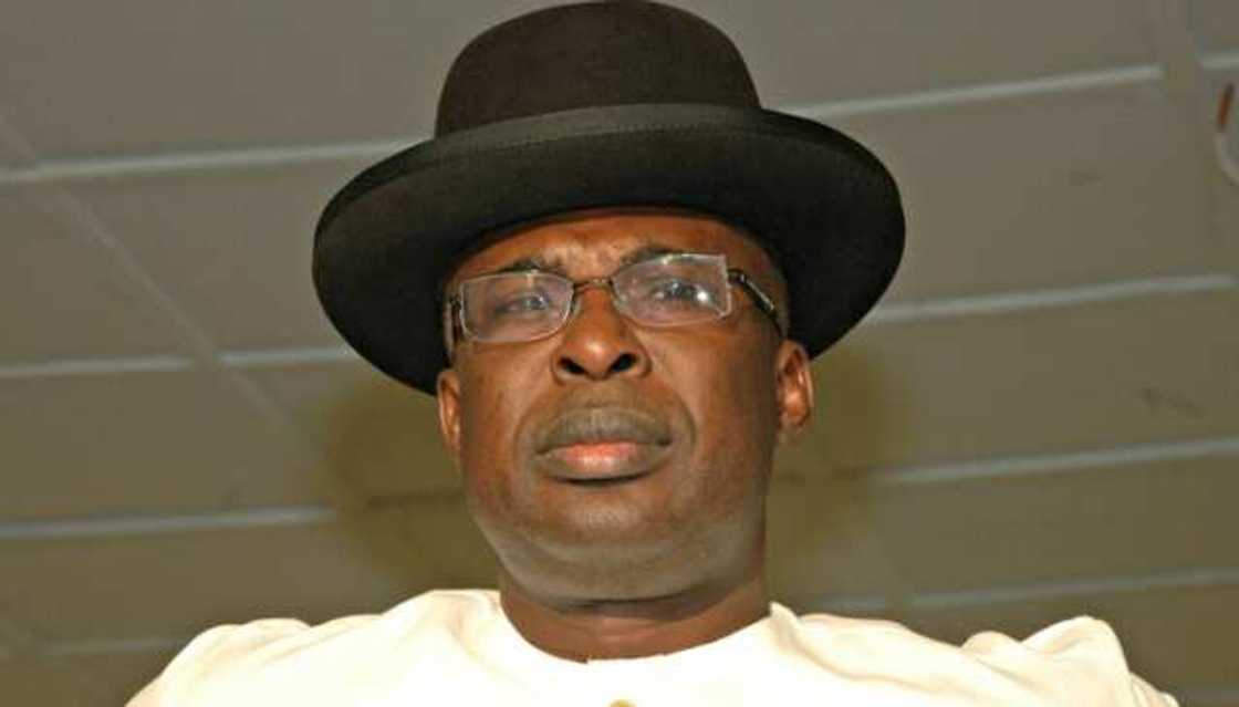 Ku shirya jure tsadar man fetur, wani minista ya fada wa 'yan Najeriya Ku shirya jure tsadar man fetur, wani minista ya fada wa 'yan Najeriya