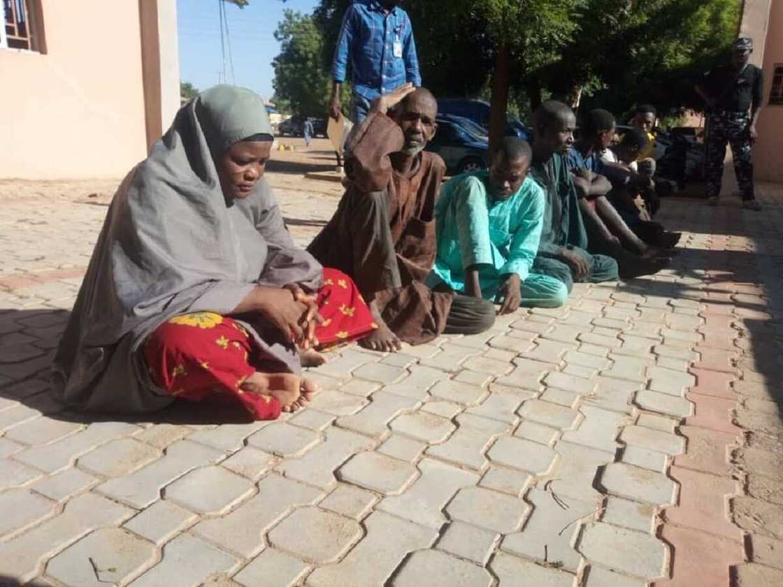 Zamfara: An kama wata mata da harsashi 991 na AK-47 za ta kai wa hatsabibin shugaban 'yan bindiga Zamfara: An kama wata mata da harsashi 991 na AK-47 za ta kai wa hatsabibin shugaban 'yan bindiga