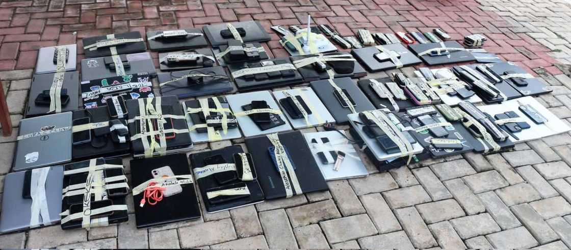 Kwanfutoci 40 da wayoyi 190 da hukumar EFCC ta kwace Kwanfutoci 40 da wayoyi 190 da hukumar EFCC ta kwace