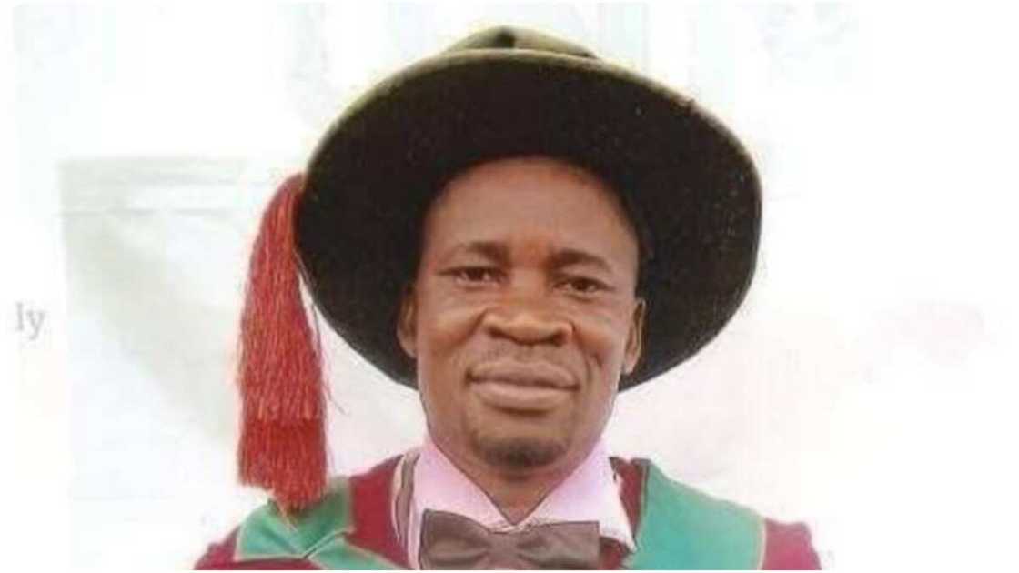 Daga tuka baro ya zama shahararren Farfesa Daga tuka baro ya zama shahararren Farfesa