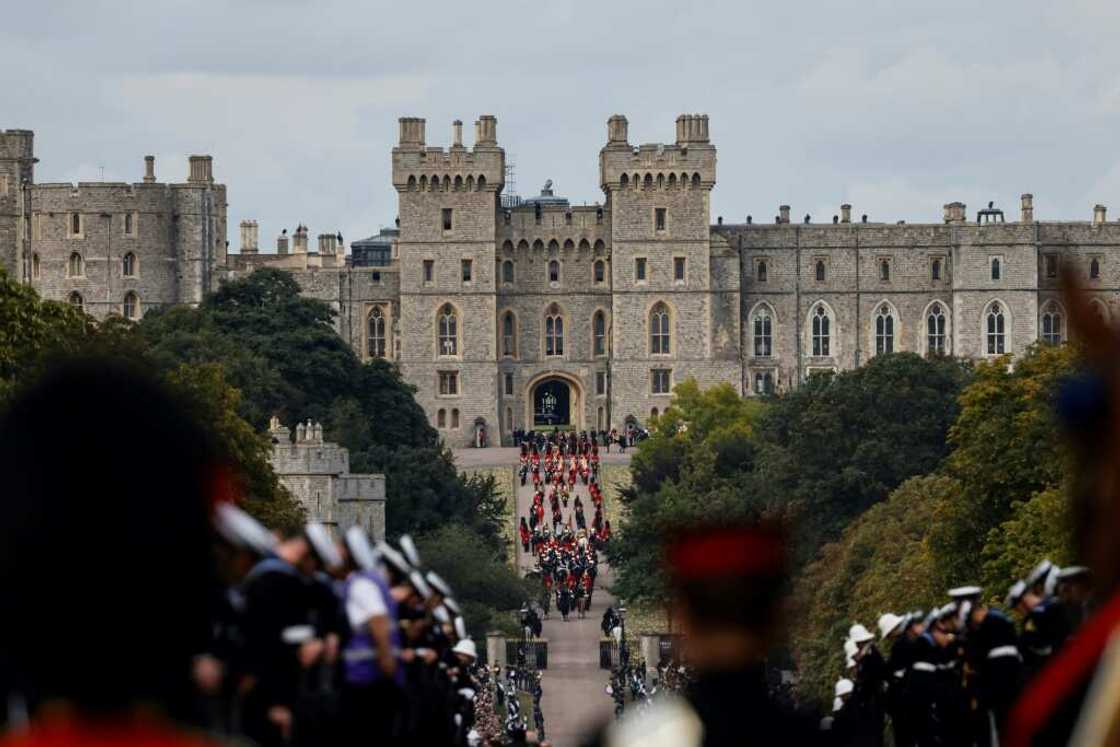 Thousands of people greeted the arrival of the royal hearse as it arrived at Windsor Thousands of people greeted the arrival of the royal hearse as it arrived at Windsor