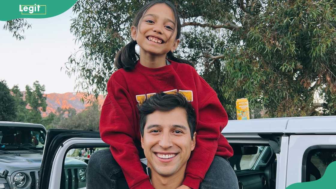 Victoria De La Hoya and sitting on the shoulders of her brother Jacob