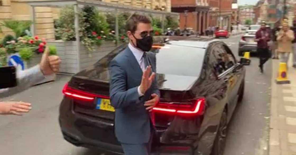 Tom Cruise lost his luggage. Tom Cruise lost his luggage.