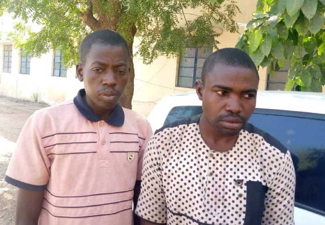 Hotuna: 'Aljanun Kano' da suka dade suna damfara sun shiga hannun hukuma a Katsina Hotuna: 'Aljanun Kano' da suka dade suna damfara sun shiga hannun hukuma a Katsina