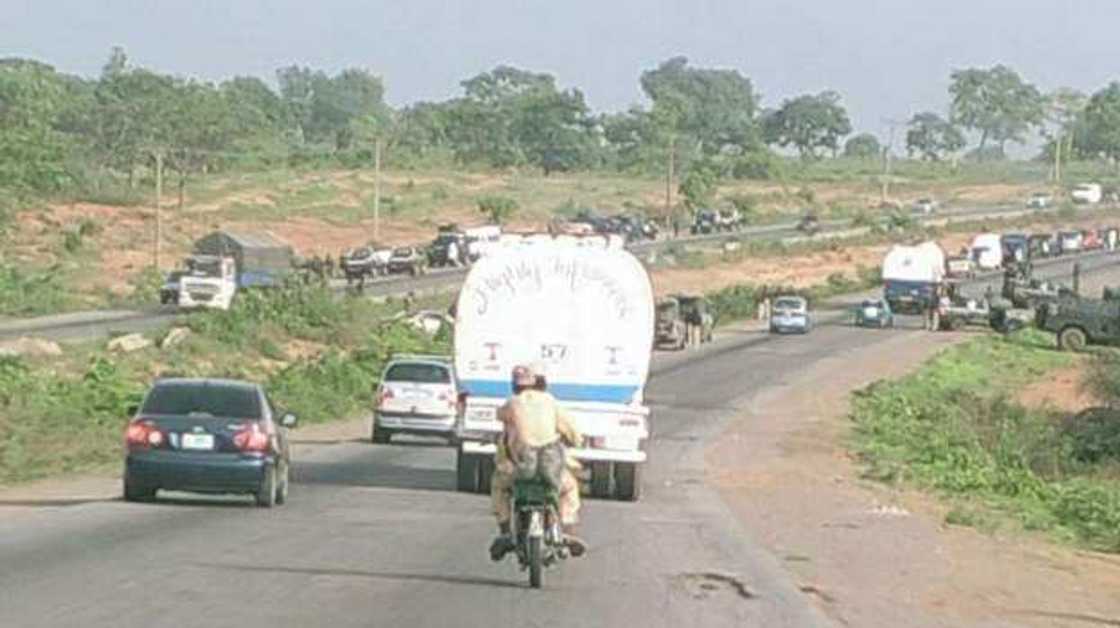 Wani sashin hanyar Abuja-Kaduna. Wani sashin hanyar Abuja-Kaduna.