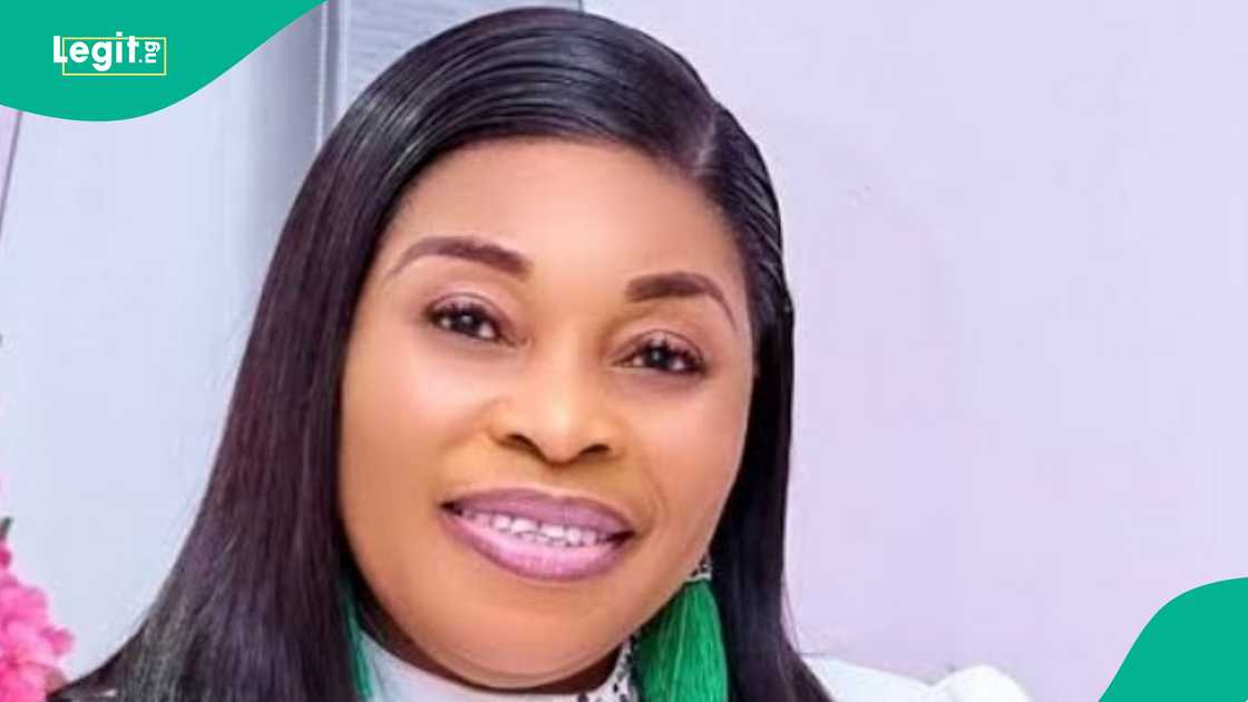 Tope Alabi marks birthday, gets car gift from husband at event Tope Alabi marks birthday, gets car gift from husband at event