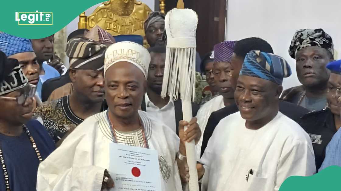 Ladoja receives beaded crown, video, details emerge Ladoja receives beaded crown, video, details emerge