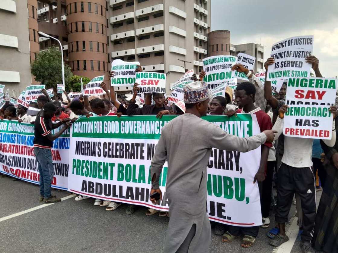 Masu zanga-zanga a Kotun sauraron ƙarar zaben shugaban ƙasa. Masu zanga-zanga a Kotun sauraron ƙarar zaben shugaban ƙasa.