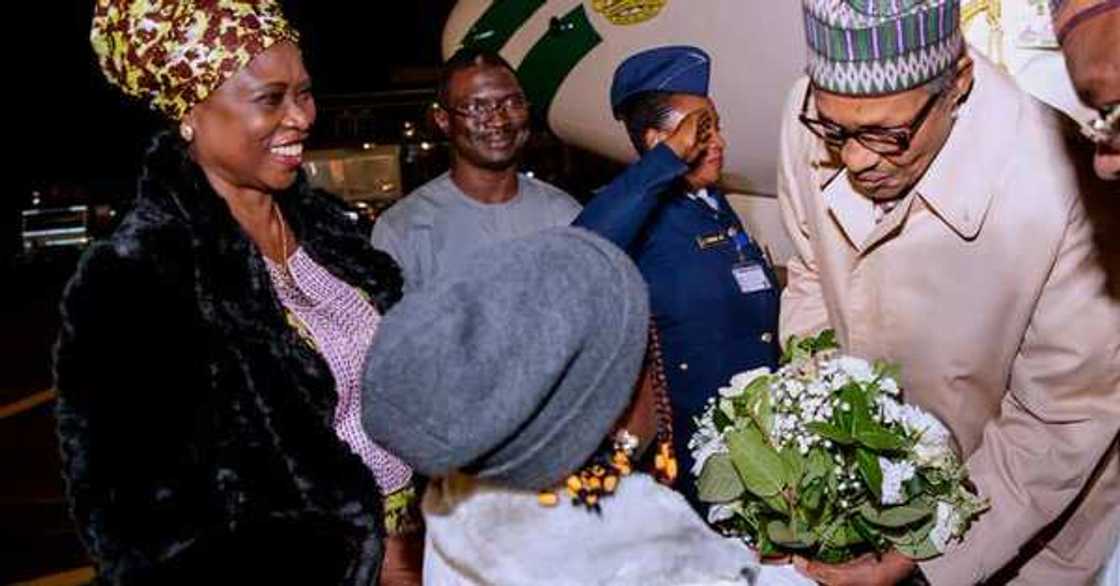 Buhari ya sauka a kasar Faransa da tawagar sa Buhari ya sauka a kasar Faransa da tawagar sa