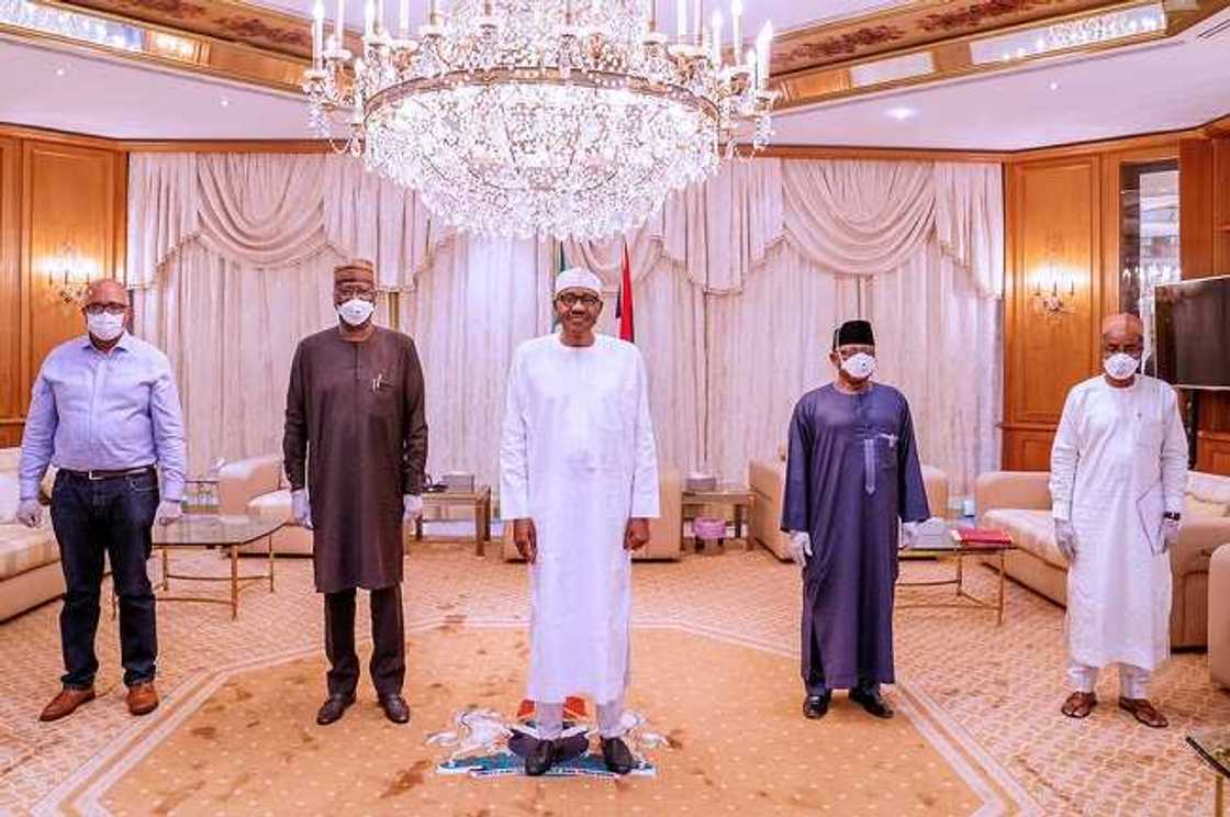 Buhari ya gana da kwamitin ko ta kwana a kan annobar covid-19 (Hotuna) Buhari ya gana da kwamitin ko ta kwana a kan annobar covid-19 (Hotuna)