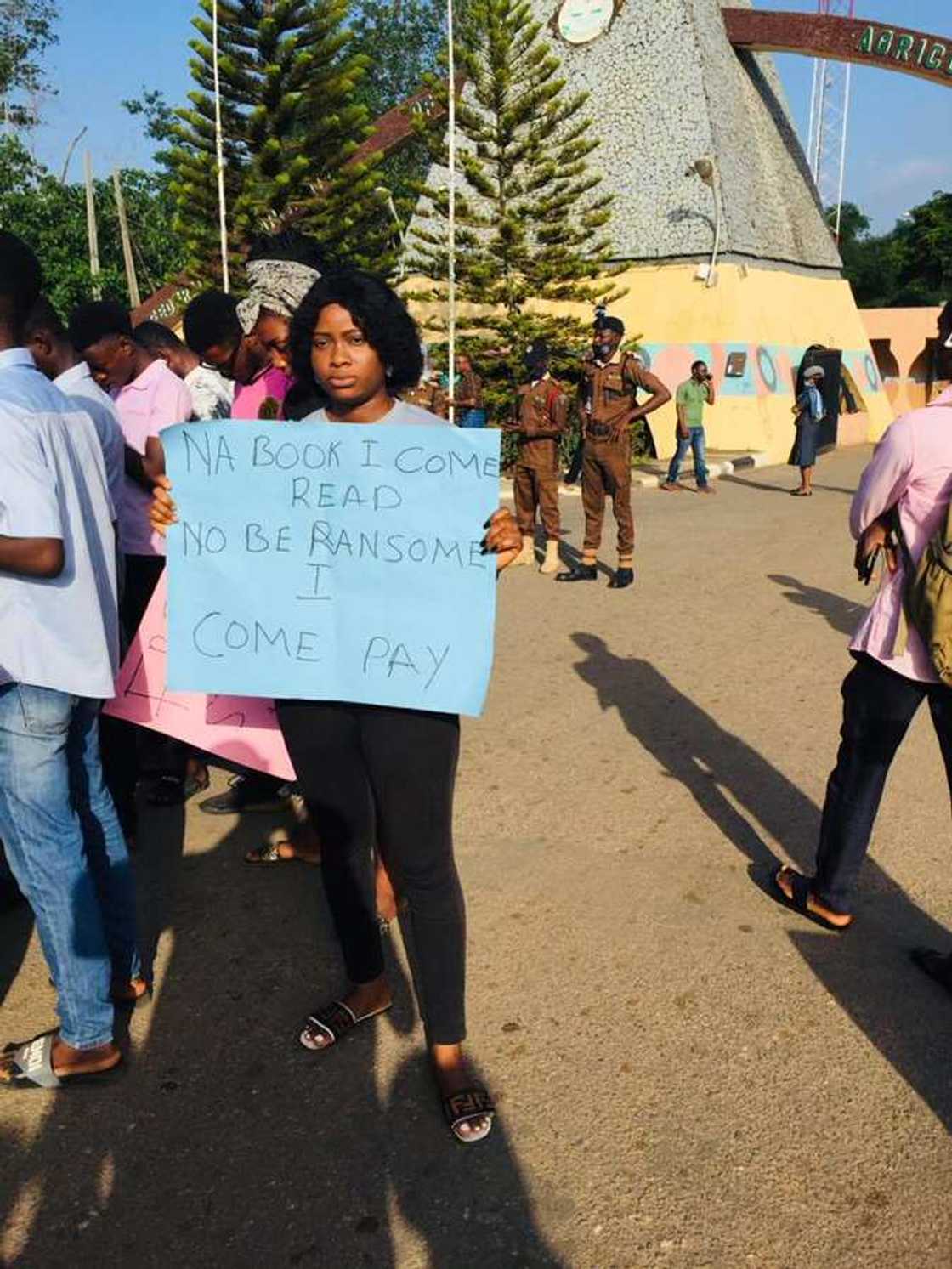 Insecurity: FUNAAB Students Protest Kidnap Of Colleague Insecurity: FUNAAB Students Protest Kidnap Of Colleague