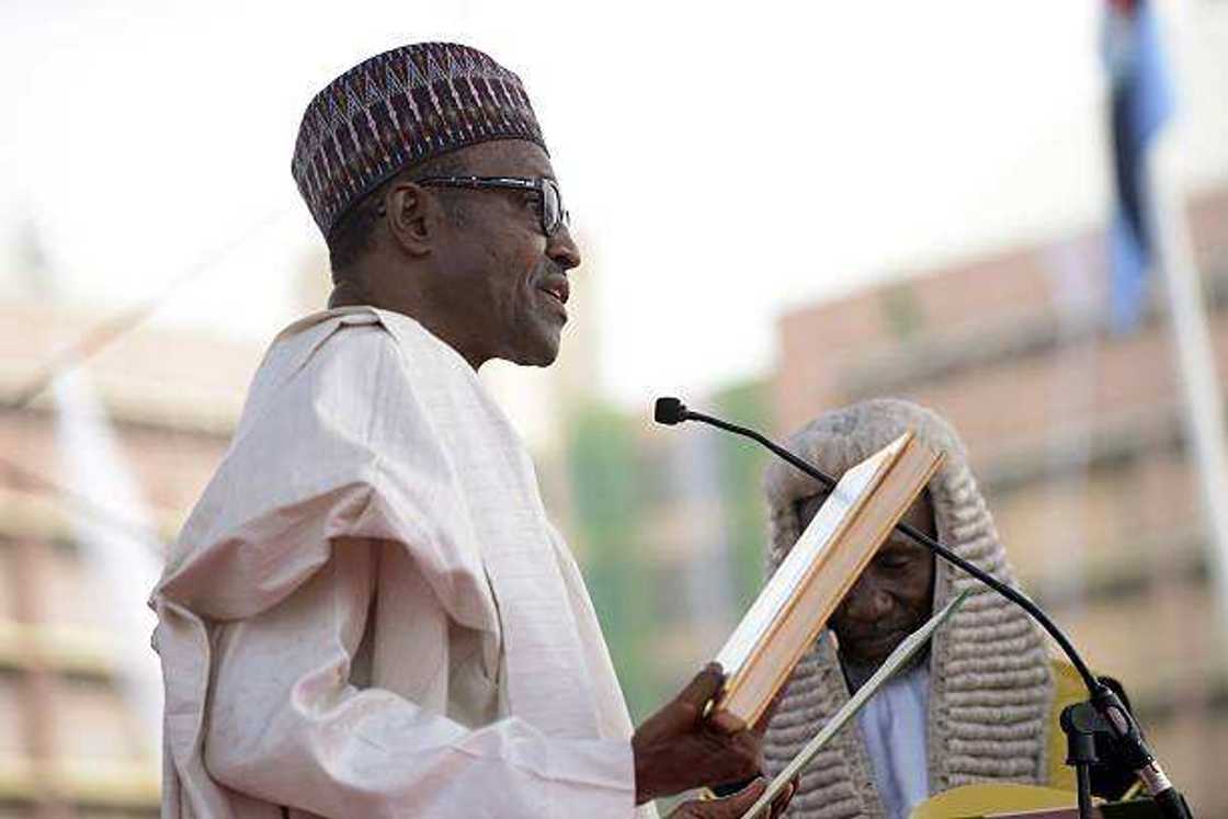 Shugaba Buhari yayin rantsuwa a wa'adin sa na farko